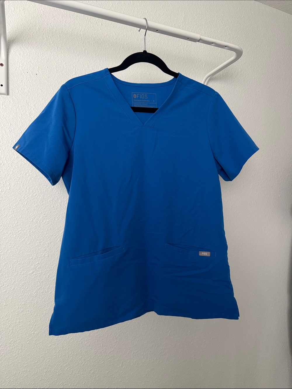 Figs Casma V-Neck 3 pocket Scrub Top in Royal Blue